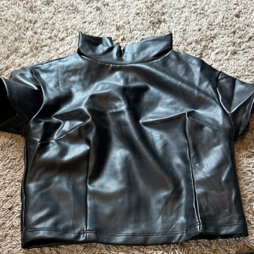 Black Faux Leather Crop Top forever 21 small - Picture 1 of 2